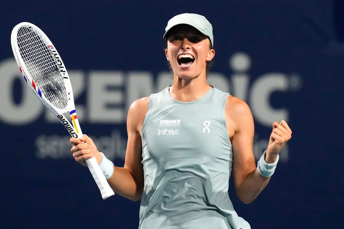 La polaca Iga Swiatek celebra su victoria por 6-3, 1-6 y 6-3 sobre la ucraniana Elina Svitolina en l