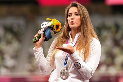 La polaca Maria Andrejczyk, ganadora de una medalla de plata en el lanzamiento de jabalina en los Juegos Olímpicos de Tokio 2020, durante la ceremonia de premiación, el sábado 7 de agosto de 2021. (AP Photo/Martin Meissner)