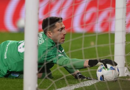 La polémica de la jornada: la pelota no traspasó la línea y Racing mantuvo su arco en cero