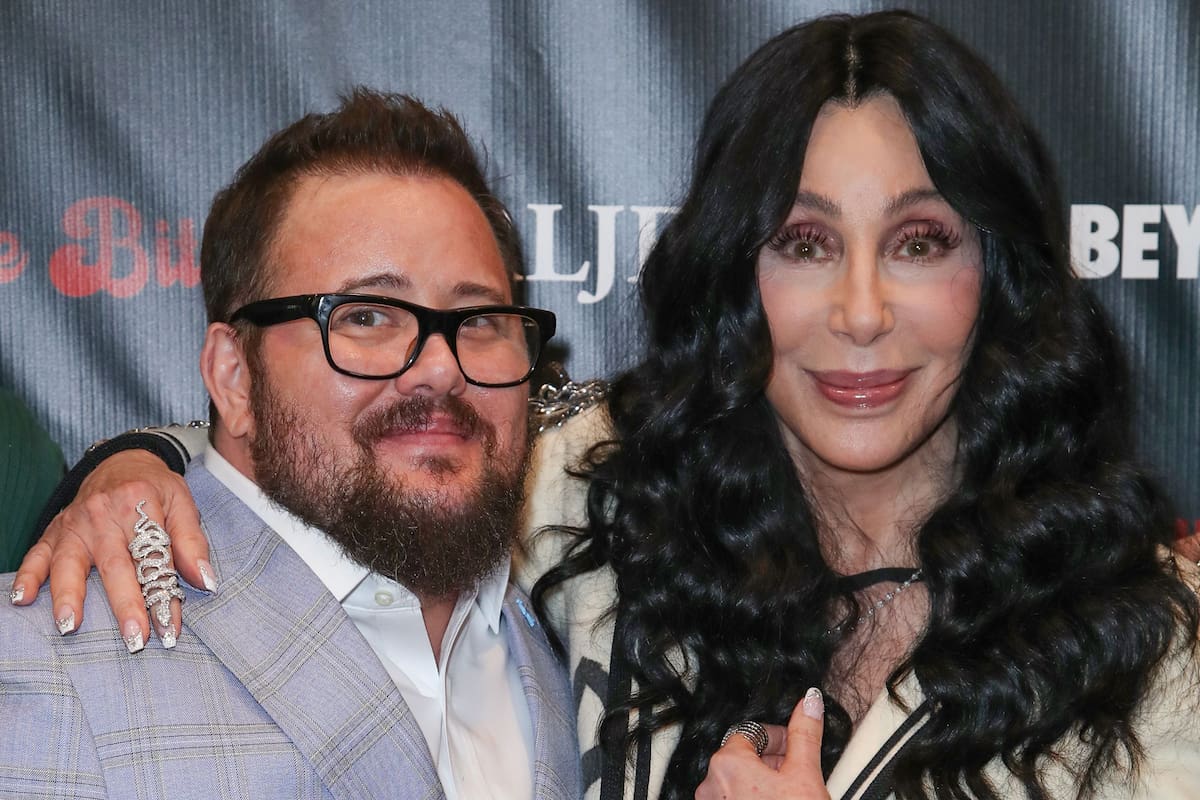 La polémica decisión de Cher acerca de cómo mencionar a su hijo trans en sus memorias: “Me dio su bendición”
