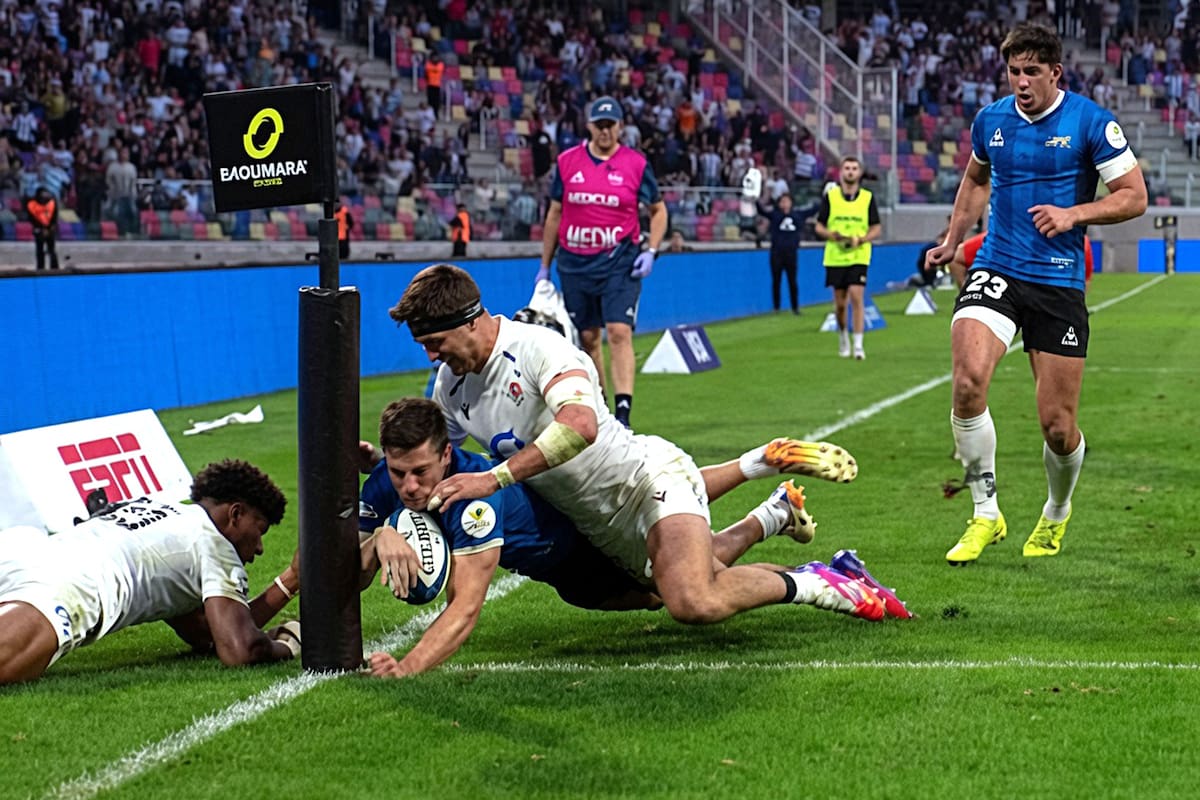 La polémica del final del partido de Los Pumas frente a Inglaterra: Noah Calouri le había hecho un tackle alto a Bautista Delguy que debió ser try penal