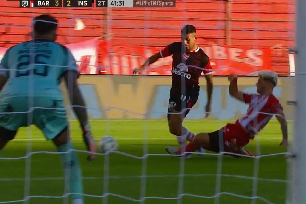 La polémica del final en Barracas Central vs. Instituto: el lateral Insua le comete infracción al delantero Rodríguez, pero Luis Lobo Medina no lo sancionó; podría haber sido el 3-3 de la Gloria