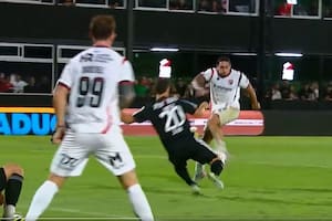 La polémica del final: ¿hubo penal para Newell's? Lobo Medina sancionó la penal máxima por falta de Matías García sobre Méndez