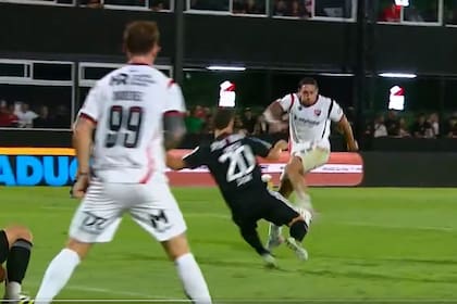 La polémica del final: ¿hubo penal para Newell's? Lobo Medina sancionó la penal máxima por falta de Matías García sobre Méndez