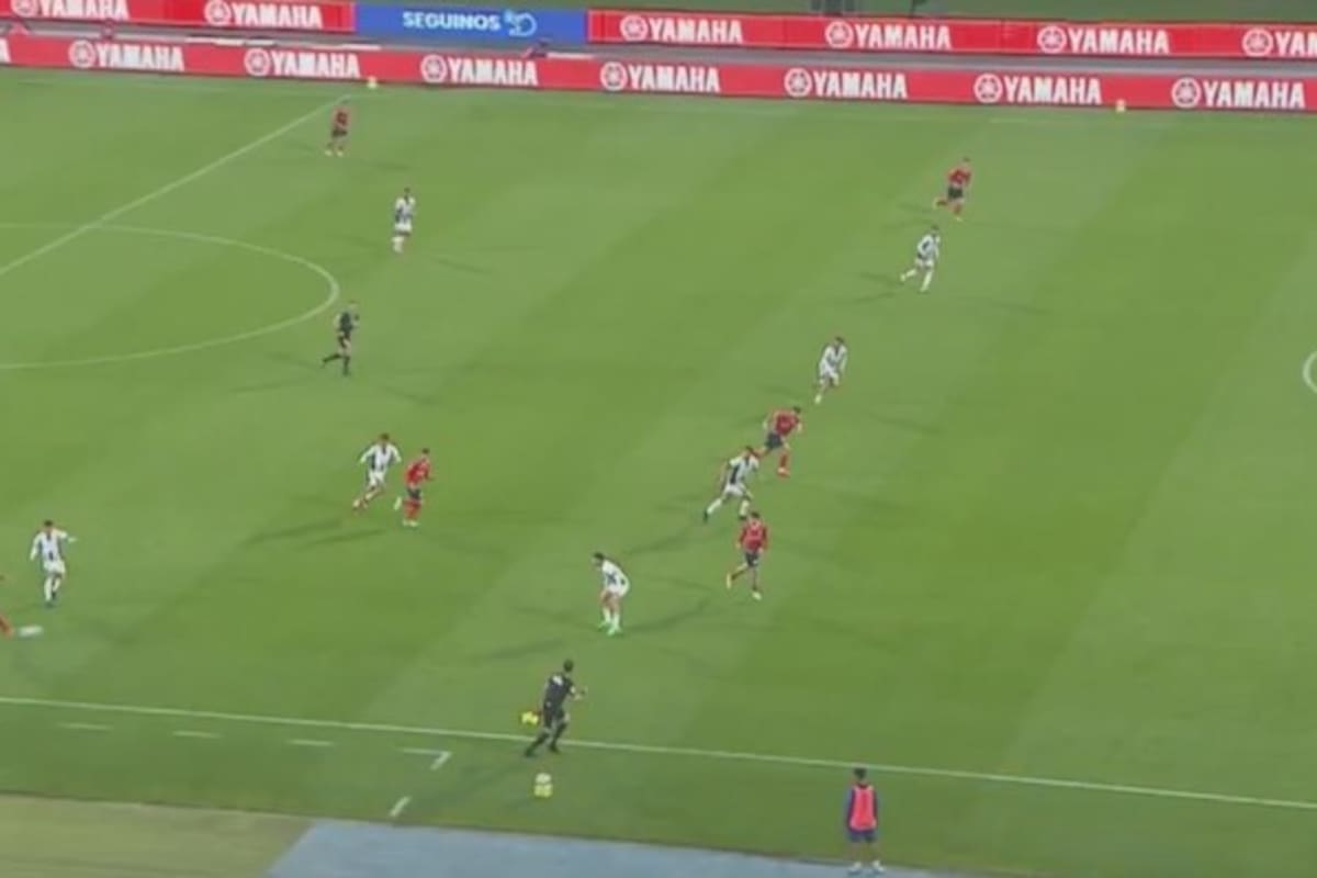 La polémica del final: Montiel aparece en offside, pero la pelota va para Morales; Zunino, a instancias del VAR, anuló el gol de Independiente
