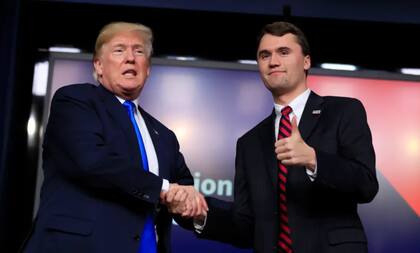La polémica estalló tras una charla con Charlie Kirk, un activista conservador cercano a Donald Trump y fundador de Turning Point USA. Kirk, una figura clave en la batalla cultural contra los derechos LGBTQ+