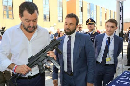 La polémica imagen de Salvini manipulando una ametralladora