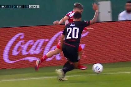 La polémica por el gol de Barracas Central; Eric Meza, de Estudiantes, reclama que la pelota se le fue a Manuel Duarte y se desentiende de la acción.