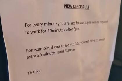 La polémica regla que castiga a los empleados que llegan tarde (Foto: Reddit)