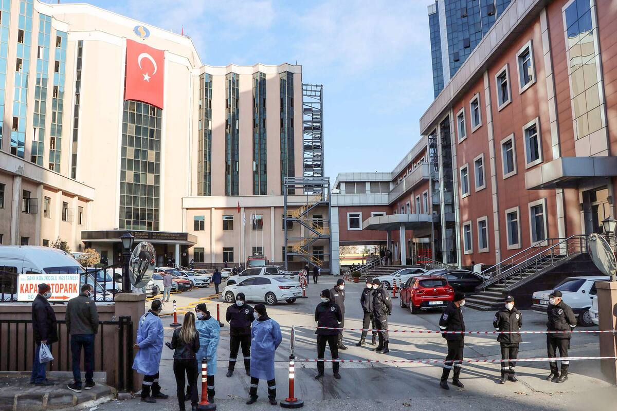La policía acordonó el área frente al Hospital Universitario Sanko de gestión privada en Gaziantep después de que nueve pacientes, todos infectados con Covid-19, murieran en un incendio