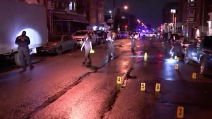 La policía acordonó la escena del incidente en el vecindario de Kingsessing, en el suroeste de Filadelfia