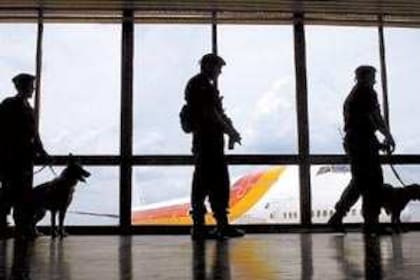 La Policía Aeronáutica reforzó los controles, con perros de la brigada explosivos, en el aeropuerto internacional de Ezeiza
