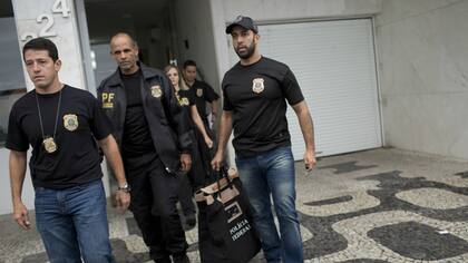 La policía allana el departamento donde vive el senador en Río de Janeiro