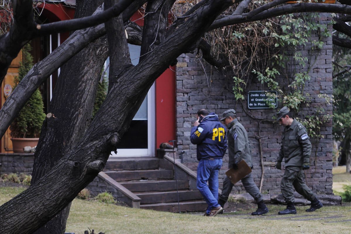 La policía allanó ayer durante más de 12 horas el domicilio de El Calafate; los esfuerzos se concentraron en analizar las refacciones en el subsuelo, donde se detectó una bóveda