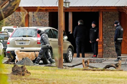 Por orden del juez Claudio Bonadio, la casa de Cristina Kirchner fue allanada durante tres días. Del operativo participaron perros entrenados para buscar dinero