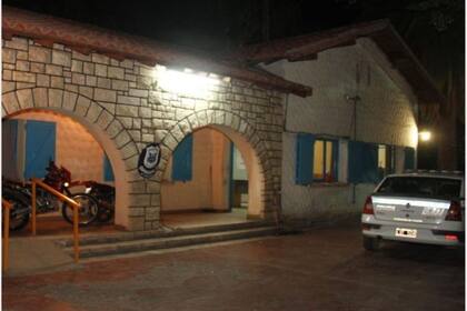 La policía allanó una casa abandonada y se encontró con seis jóvenes que tomaban alcohol y festejaban un cumpleaños