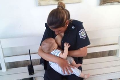 La policía amamantó a un bebé que salió ileso de un accidente de tránsito