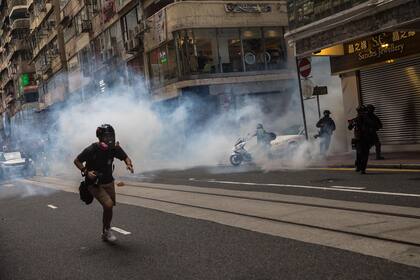 La policía antidisturbios despliega gases lacrimógenos durante una manifestación contra una nueva ley de seguridad nacional en Hong Kong el 1 de julio de 2020