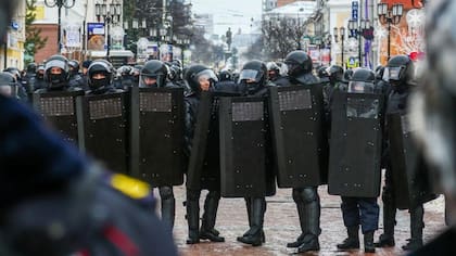 La policía antidisturbios fue desplegada cuando miles de personas en Rusia protestaron contra el arresto del líder opositor Alexei Navalny, quien murió en circunstancias sospechosas cuando estaba en prisión en 2024.