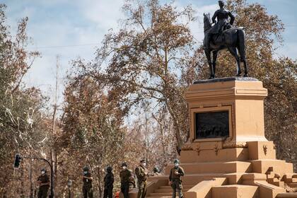 La policía antidisturbios hace guardia en los alrededores de Plaza Italia para evitar protestas en Santiago el 26 de abril de 2020, en medio de la pandemia de coronavirus