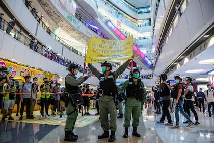 La policía antidisturbios levantó una bandera de advertencia durante una manifestación en un centro comercial en Hong Kong el 6 de julio de 2020