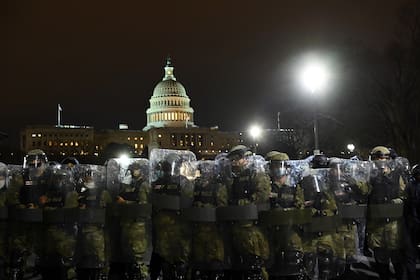 La policía antidisturbios se prepara para alejar a los manifestantes del Capitolio de los Estados Unidos en Washington DC el 6 de enero de 2021