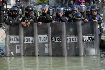 La policía antidisturbios toma posición durante una manifestación contra el asesinato de Bianca Alejandrina Lorenzana Alvarado, quien fue encontrada muerta el pasado 8 de noviembre en Cancún
