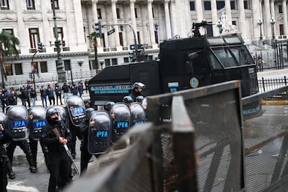 La policía apostada detrás de las vallas