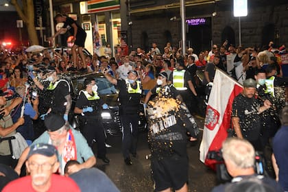 La policía arroja gas pimienta para despejar el camino del automóvil que traslada a Novak Djokovic