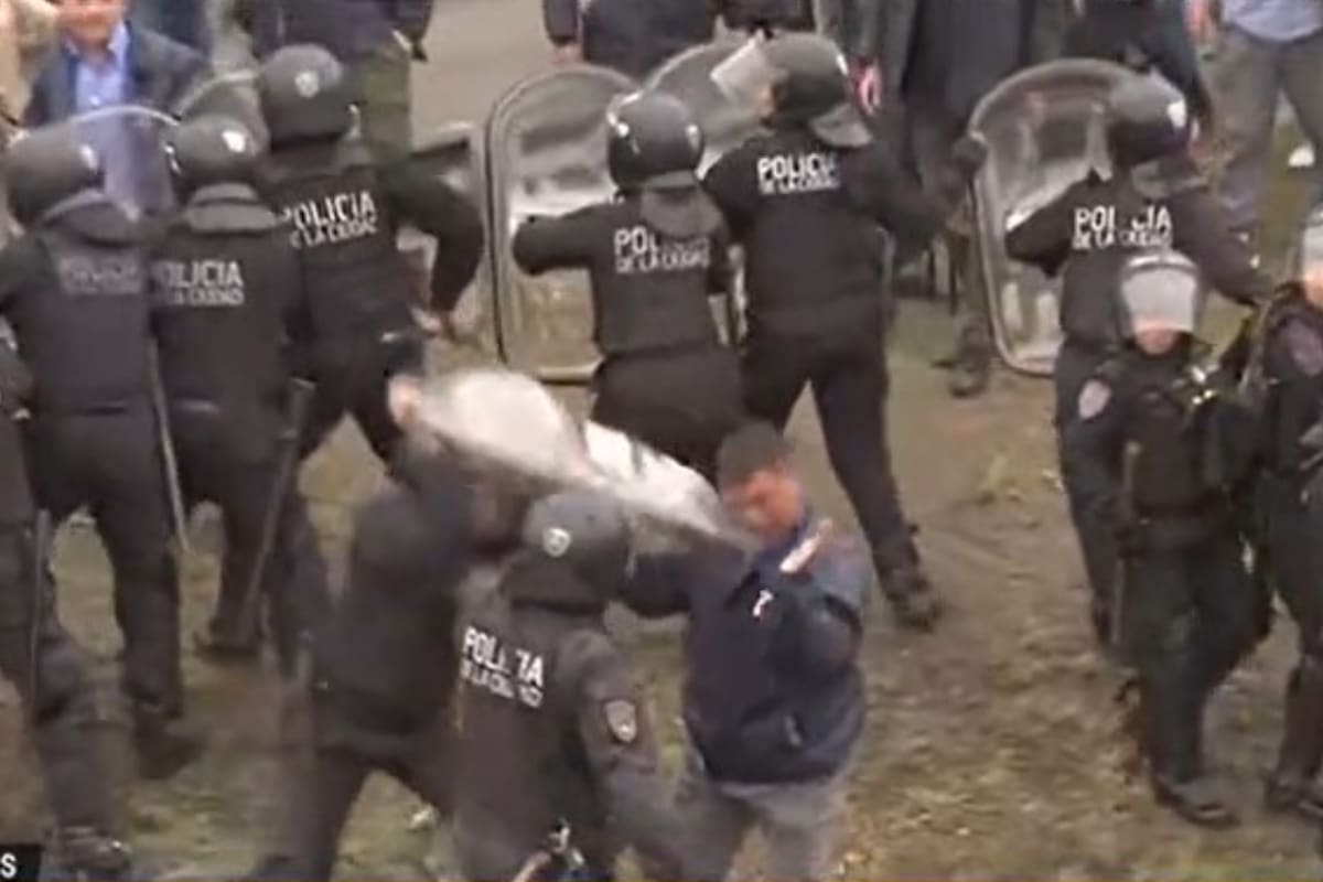 La Policía atacó con un escudo a un chofer en la manifestación por el asesinato de un colectivero