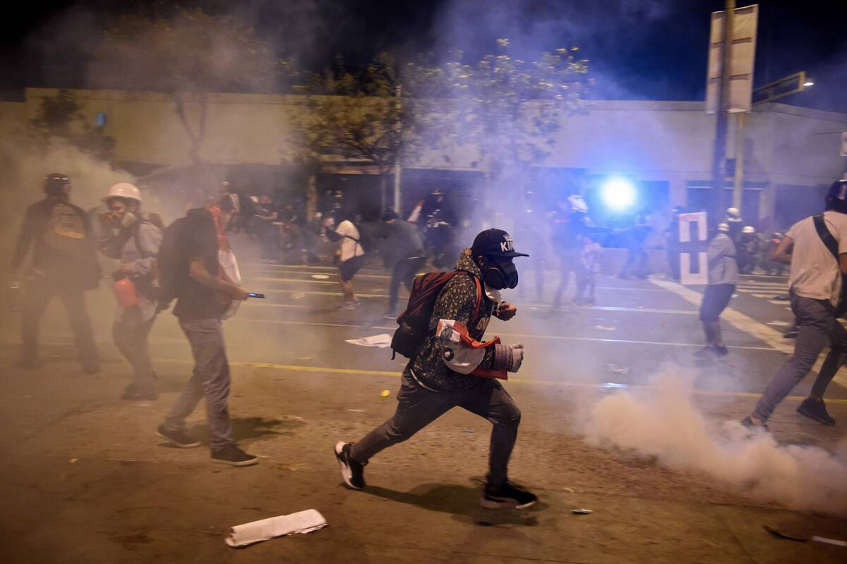 La policía avanzó contra los manifestantes con gases lacrimógenos.