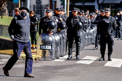 La policía, ayer, en la plaza Vicente López, a unas pocas cuadras de la casa de Cristina Kirchner