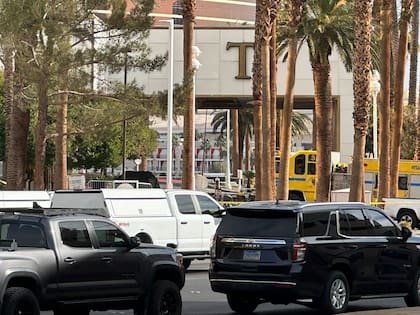 La policía bloquea el área donde un vehículo se incendió y estalló fuera del vestíbulo del hotel del presidente electo, Donald Trump, el miércoles 1 de enero de 2025. (AP Foto/Ty ONeil)