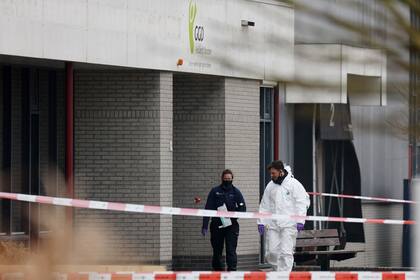 La policía bloquea una calle mientras los forenses buscan pruebas después de que se produjera una explosión en un centro de pruebas de Covid-19 en la ciudad de Bovenkarpsel el 3 de marzo de 20