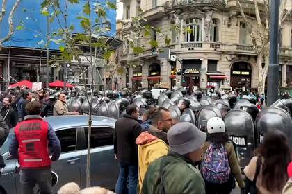 La Policía bloqueó la marcha por los jubilados sobre la Avenida de Mayo