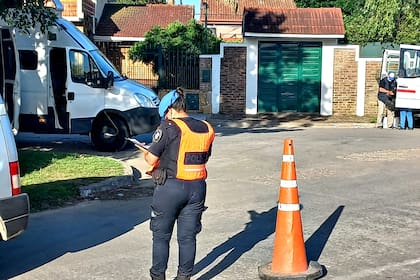 La policía bonaerense realizó peritajes en la escena del mortal enfrentamiento entre un comerciante y tres ladrones, en Florencio Varela
