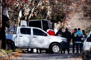 La policía bonaerense trabaja en la escena del doble crimen y suicidio