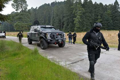 La policía busca al turista francés y al actor mexicano secuestrados el domingo, y que fueron rescatados al día siguiente