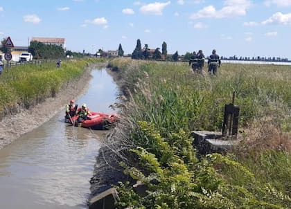 La policía busca el cuerpo de Saman Abbas en los alrededores del lugar donde vivía con su familia y donde posiblemente pudo haber sido enterrada