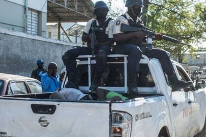 La policía capturó rápidamente a algunos reclusos, pero otros cientos siguen sin localizarse