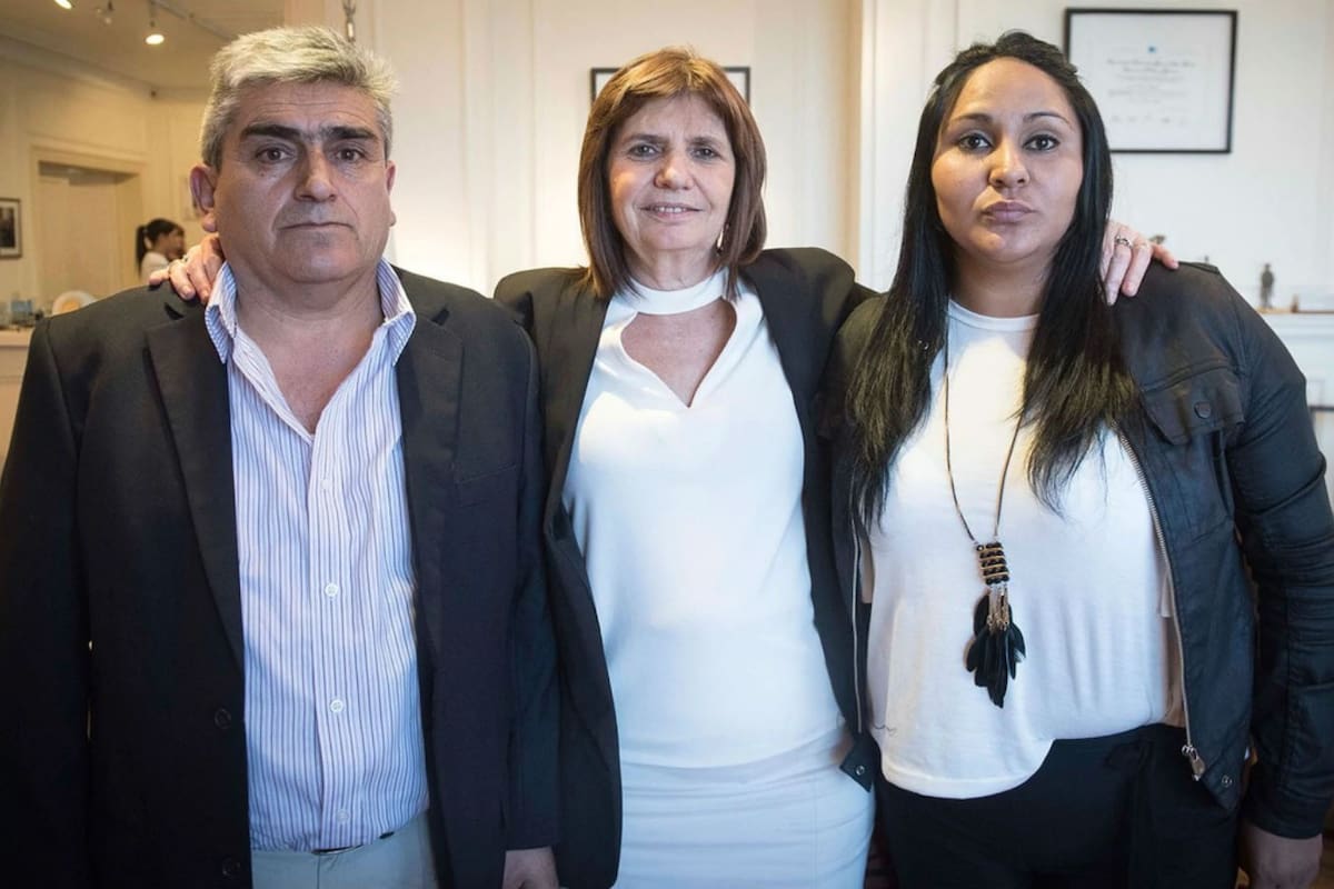 La policía Carla Céspedes junto a la ministra Patricia Bullrich