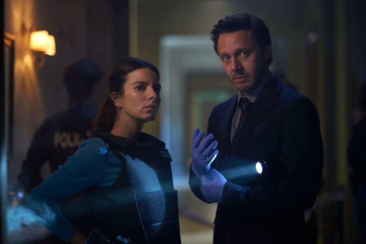 La policía Cecilia Bermúdez (Gimena Accardi) y el psicoanalista devenido detective Pablo Rouviot (Benjamín Vicuña), los protagonistas de La voz ausente, estreno de Disney+ del miércoles 21