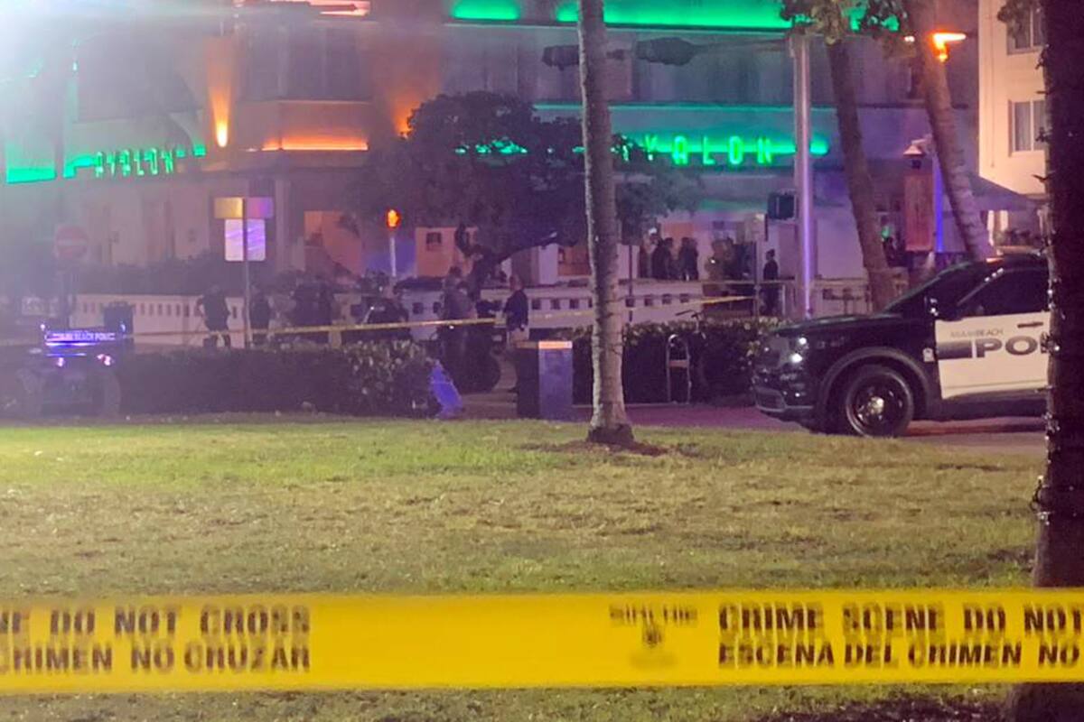 La policía cerró un área en Ocean Drive en Miami Beach con cinta de la escena del crimen después de un tiroteo el viernes 17 de marzo de 2023 por la noche.