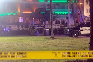 La policía cerró un área en Ocean Drive en Miami Beach con cinta de la escena del crimen después de un tiroteo el viernes 17 de marzo de 2023 por la noche.