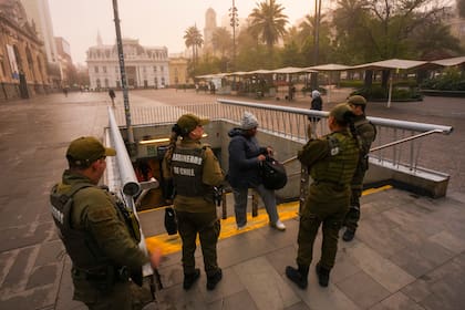 La policía chilena realiza controles migratorios y de seguridad en la Plaza de Armas de Santiago, Chile