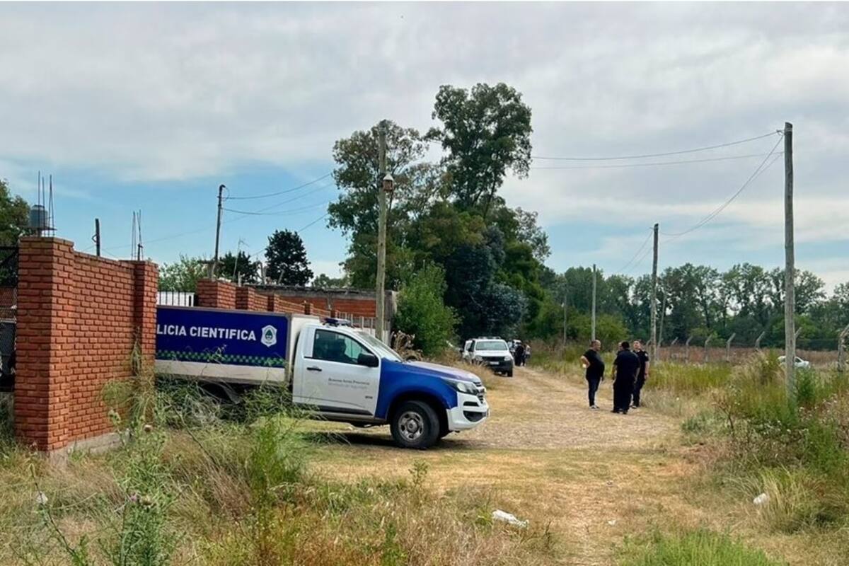 La policía científica trabaja en el lugar del crimen.