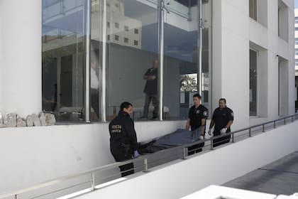 La Policía Científica traslada el cuerpo de Juan Manuel Santurian