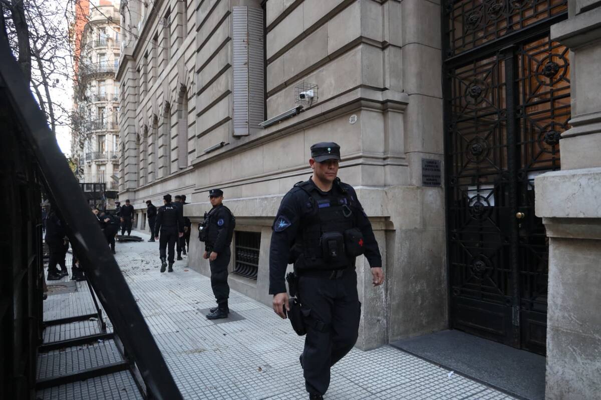 La policía coloca un vallado frente a tribunales sobre la calle Uruguay