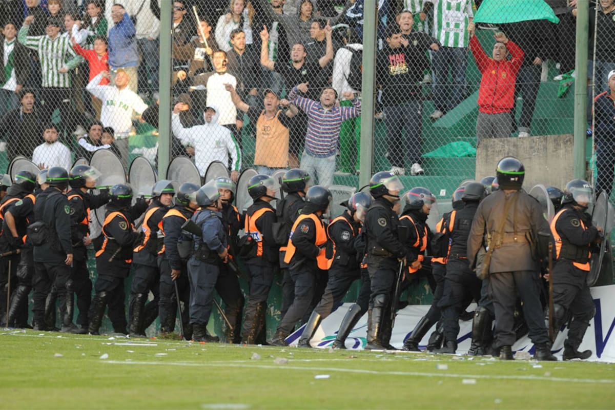La policía controla los hinchas de Banfield, que obligaron a suspender el partido