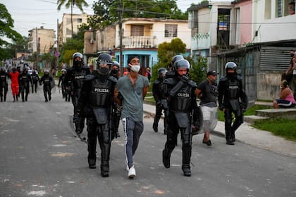 La policía cubana se lleva a un manifestante tras las protestas ciudadanas contra el régimen